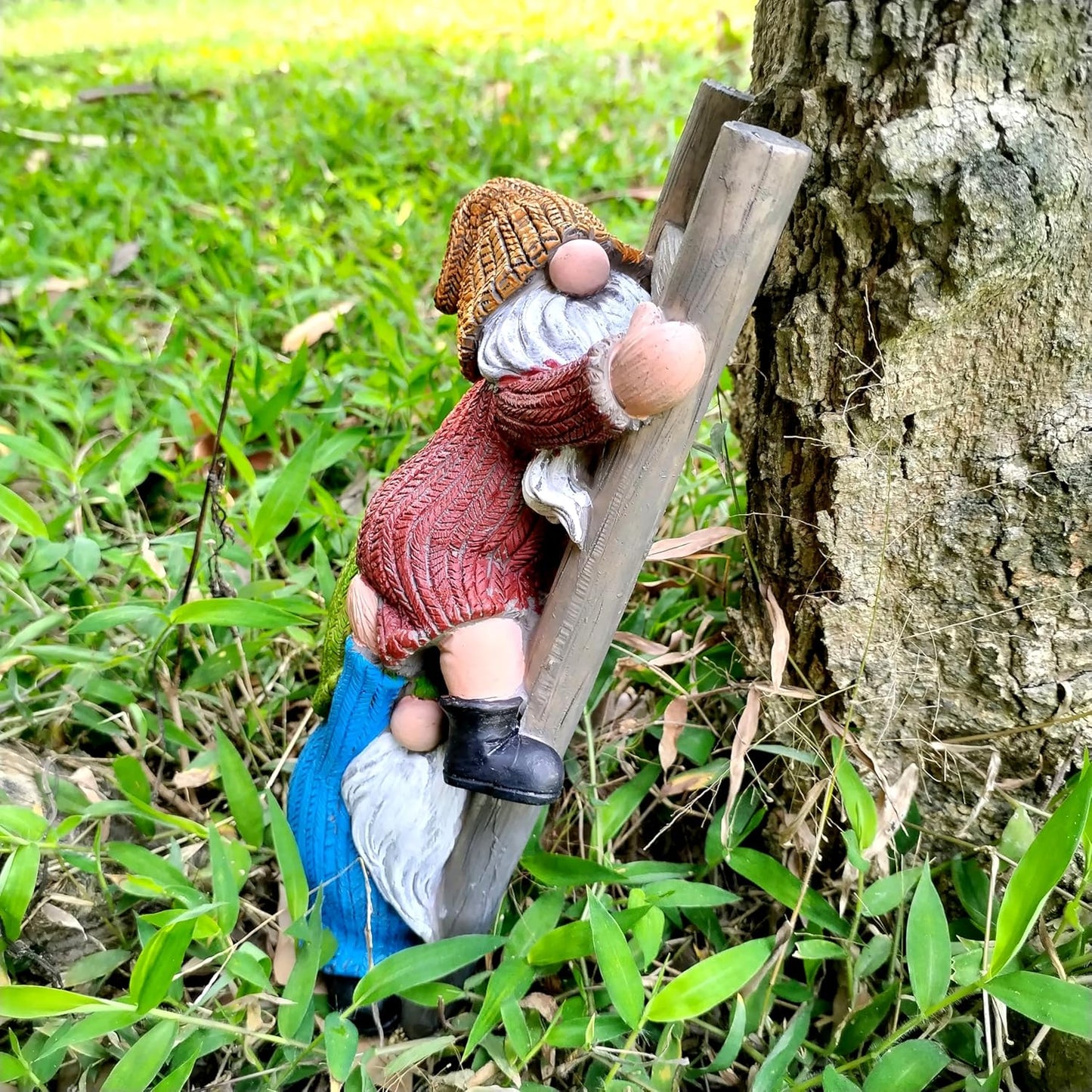 Garden Gnome Statue, Funny Climbing Ladder Gnomes Figurine Resin Sculpture Outdoor Decor for Patio Yard Lawn Porch Ornaments Gift