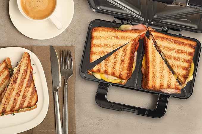 Bestron XL Sandwich maker for 2 sandwiches, Sandwich maker with non-stick coating & indicator light, 1000W, color: Black
