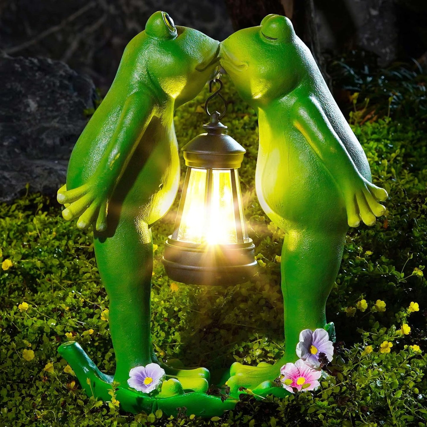 Solar Frogs Statue for Garden Mother's Day Decorations Solar Lantern LED Yard Decorations for Porch Patio,Yard,Lawn - Frog Statue Gifts for Women Mom Grandma (Kiss Frog)